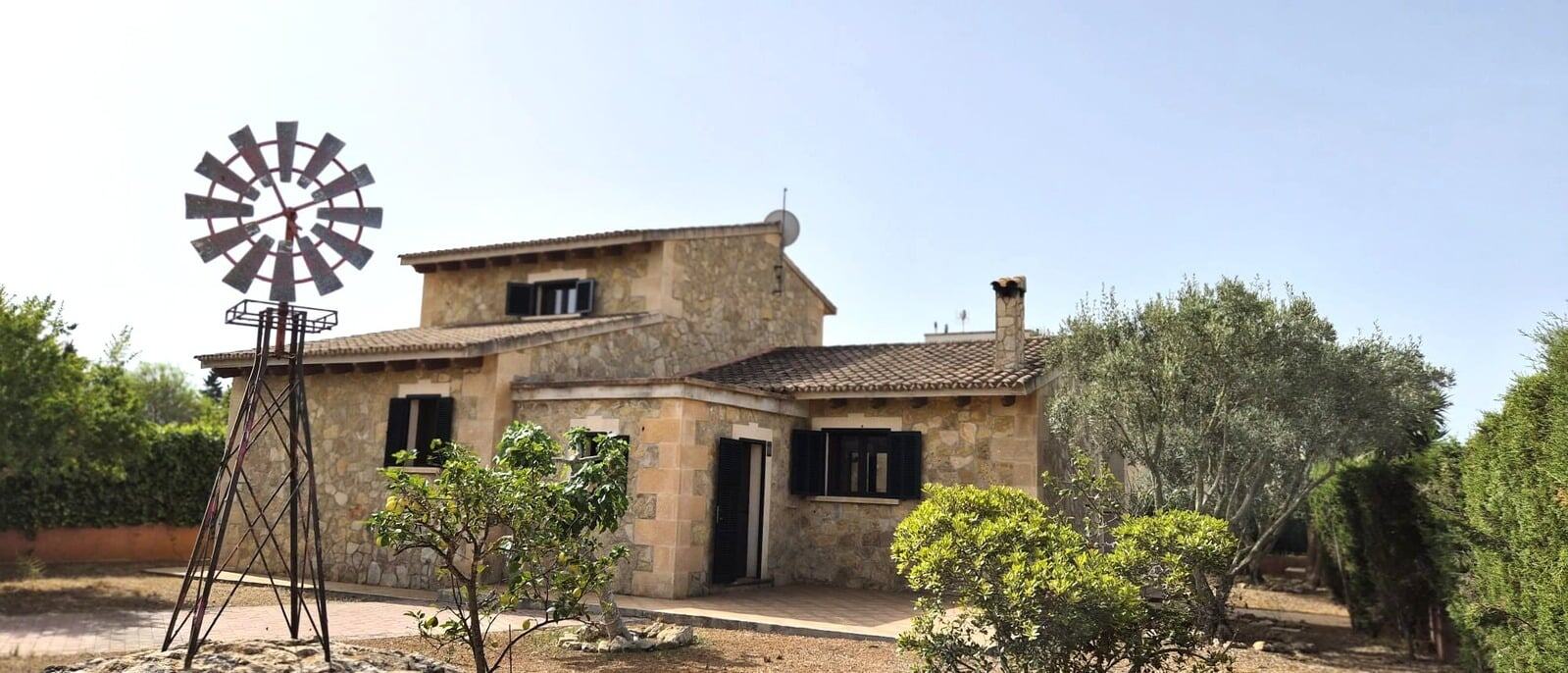 Family home with garden and community pool — Sa Vinyola · Sa Ràpita