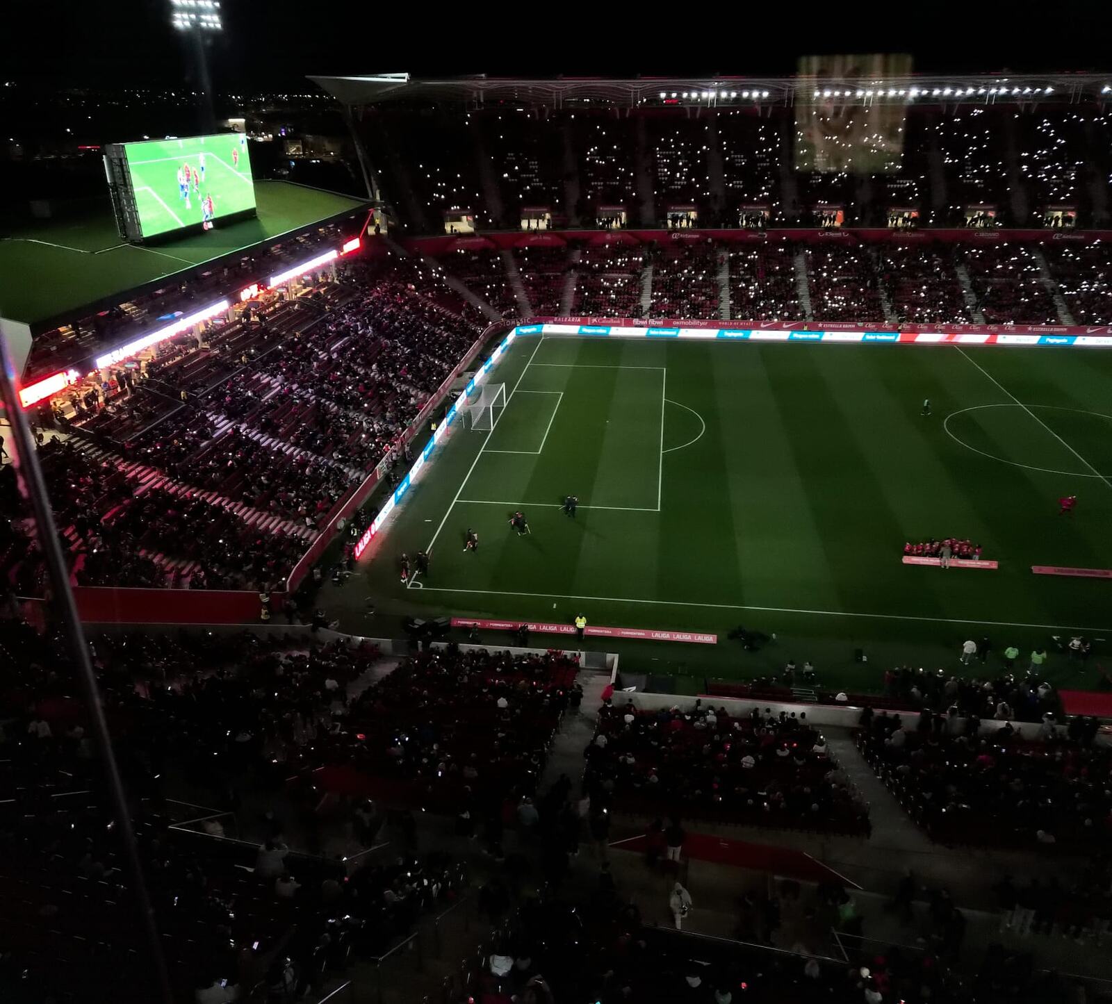 The lights from spectators’ phones illuminate Son Moix on the night of Mallorca–Betis. February 2026. Photograph by Hernán Nogués.
