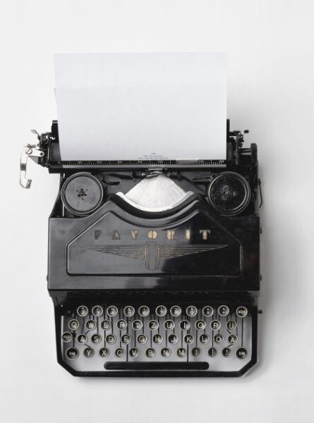 Vintage Olivetti typewriter that inspired Hernán Nogués to write his Mallorca life and real estate blog
